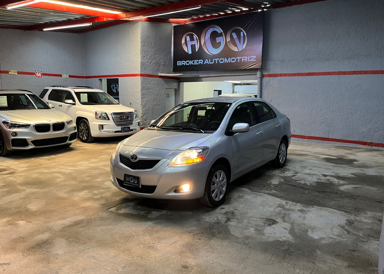 Toyota Yaris 2015 Premium Automático Plata