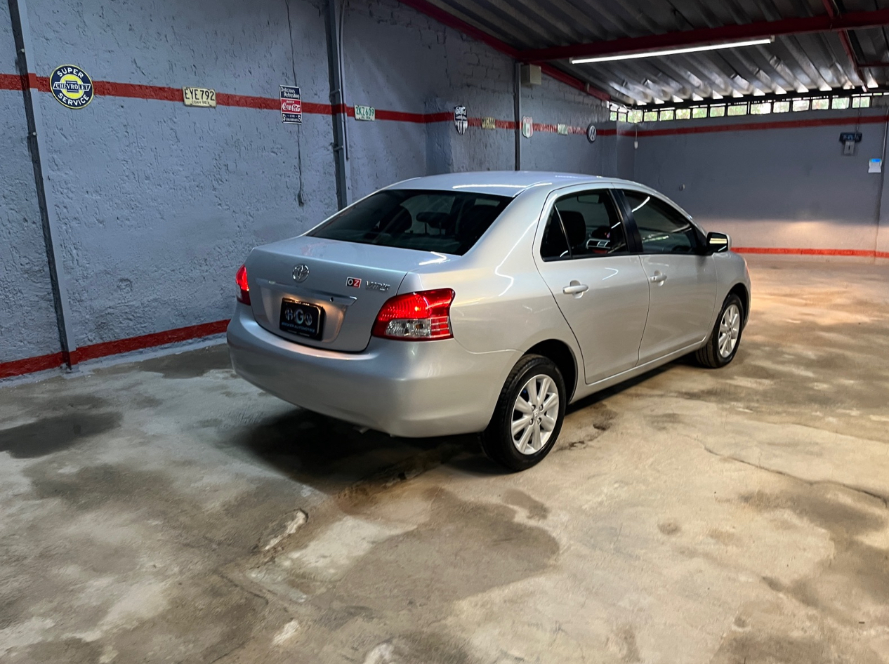 Toyota Yaris 2015 Premium Automático Plata