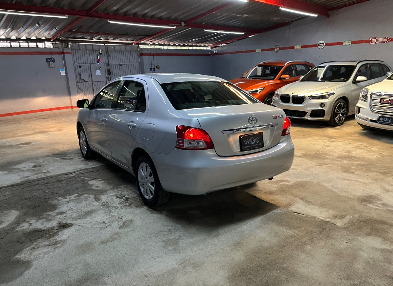 Toyota Yaris 2015 Premium Automático Plata