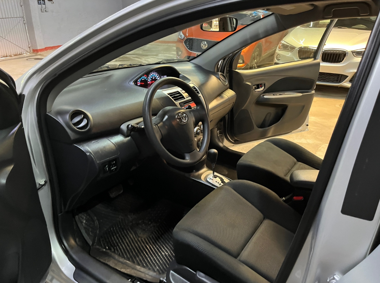 Toyota Yaris 2015 Premium Automático Plata
