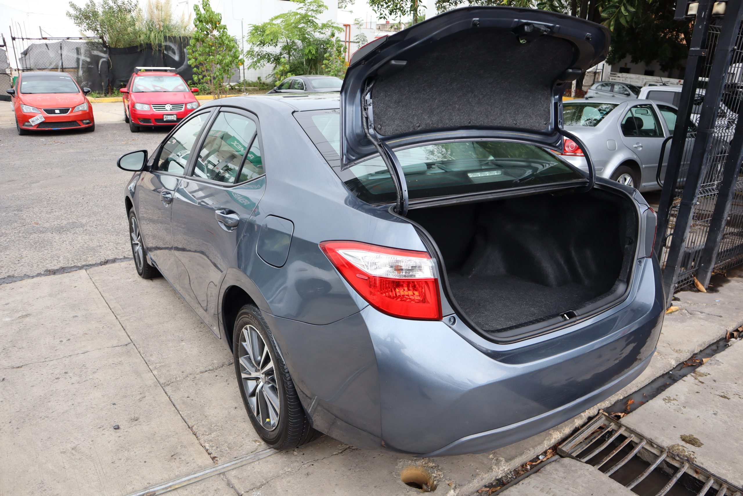 Toyota Corolla 2016 1.8 Le At Automático Gris