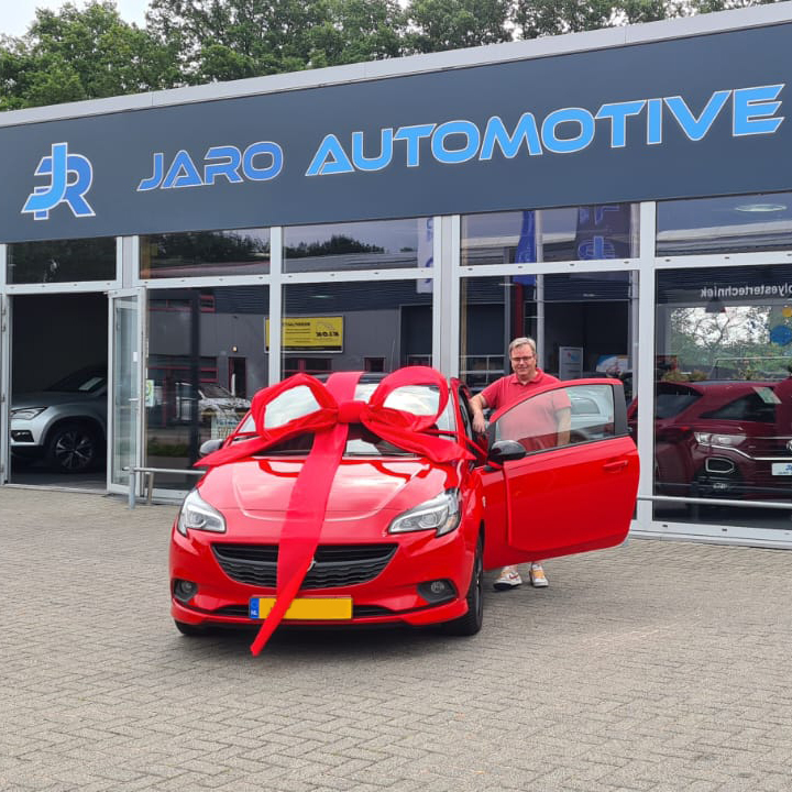 Autoaflevering van een Opel Corsa bij Jaro Automotive in Nieuwleusen. 