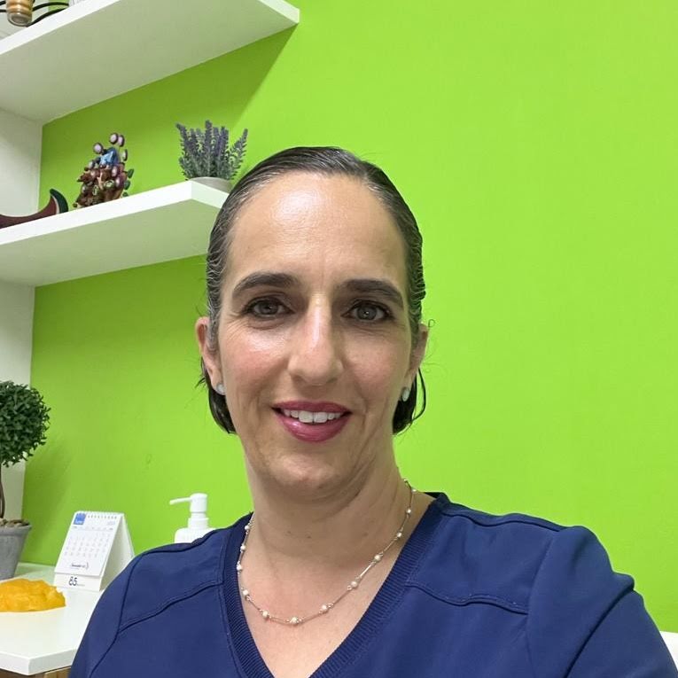 Adriana Garza González Licenciatura en Nutrición y Ciencia de los Alimentos con Maestría en Educación