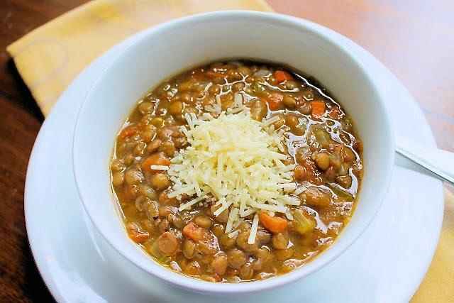 Caldo de lentejas con queso