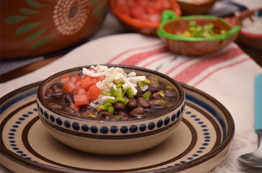 Frijol cocido con tomate, cebolla y queso panela