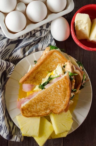 Sándwich de huevo con jamón y vegetales