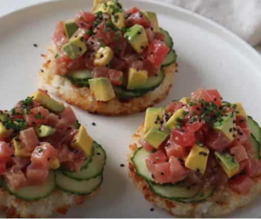 Sushi cake de atún