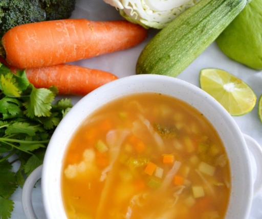 Sopa de verduras con pollo a la plancha de 227 Kcal