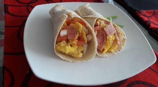 Burritos de huevo con jamón