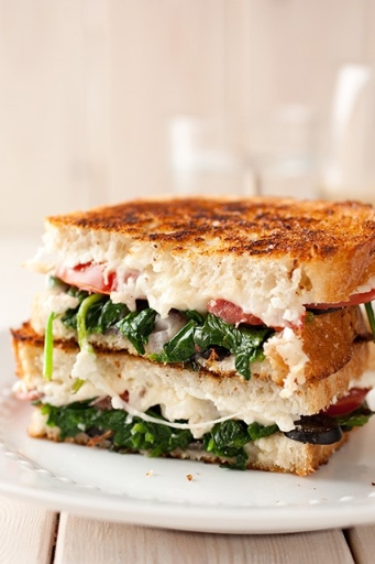 Sándwich de claras con espinaca y jitomate