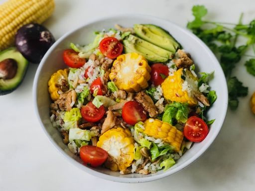 Ensalada de pollo con aguacate y elote