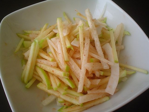 Ensalada de manzana y jicama de 78 Kcal