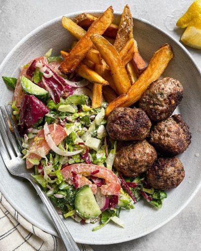 Tortitas de res con camote y ensalada