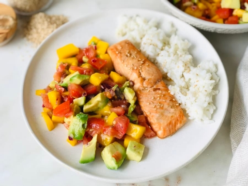 Salmón con Arroz y Ensalada de Mango