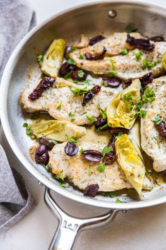 Pollo al limón con alcachofa y aceitunas