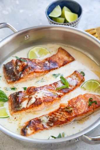 Salmón crujiente con coco y lima