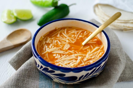Sopa de fideo con bistec y ensalada