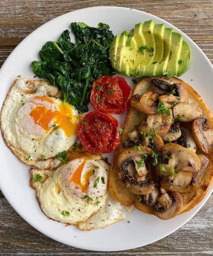 Huevo con verduras, aguacate y toast de champiñones