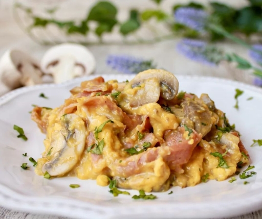 Huevo revuelto con pechuga de pavo y champiñón
