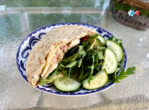 Sándwich de pan pita con atún y verduras frescas