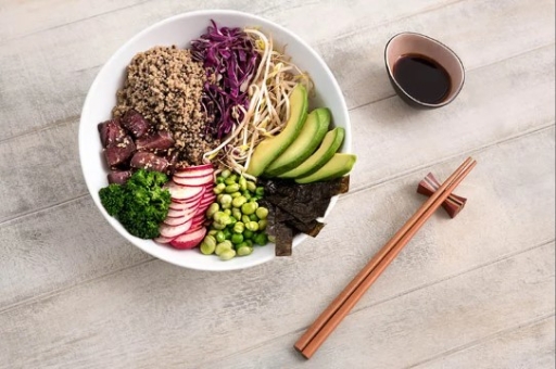 Poke de quinoa con atún