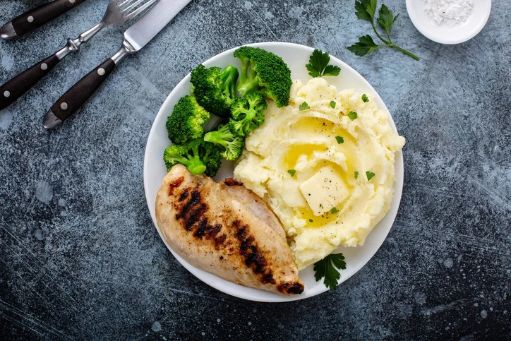 Purê de Batata Doce com Frango Grelhado e Brócolis