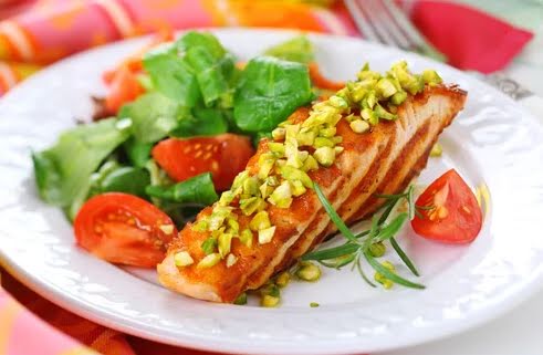 Salmón al ajillo y ensalada  de 214.2 Kcal