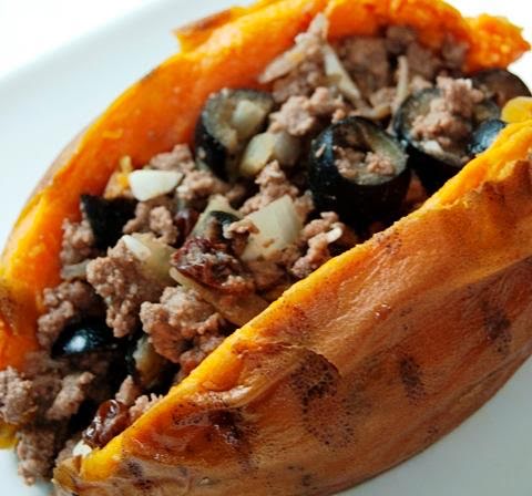 Camote relleno de carne más ensalada  de 210 Kcal