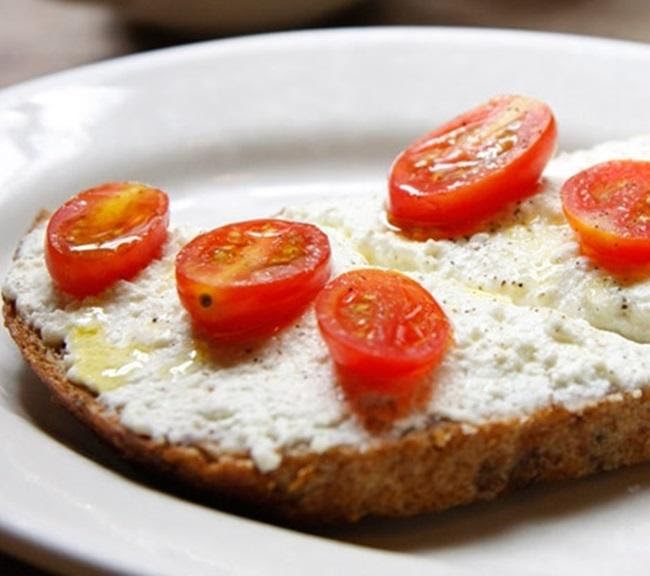 Pan tostado con requesón y jitomate cherry  de 157 Kcal