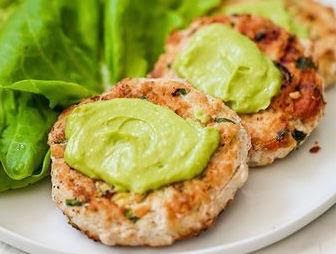 Hamburguesas de pollo con espinaca y aguacate 