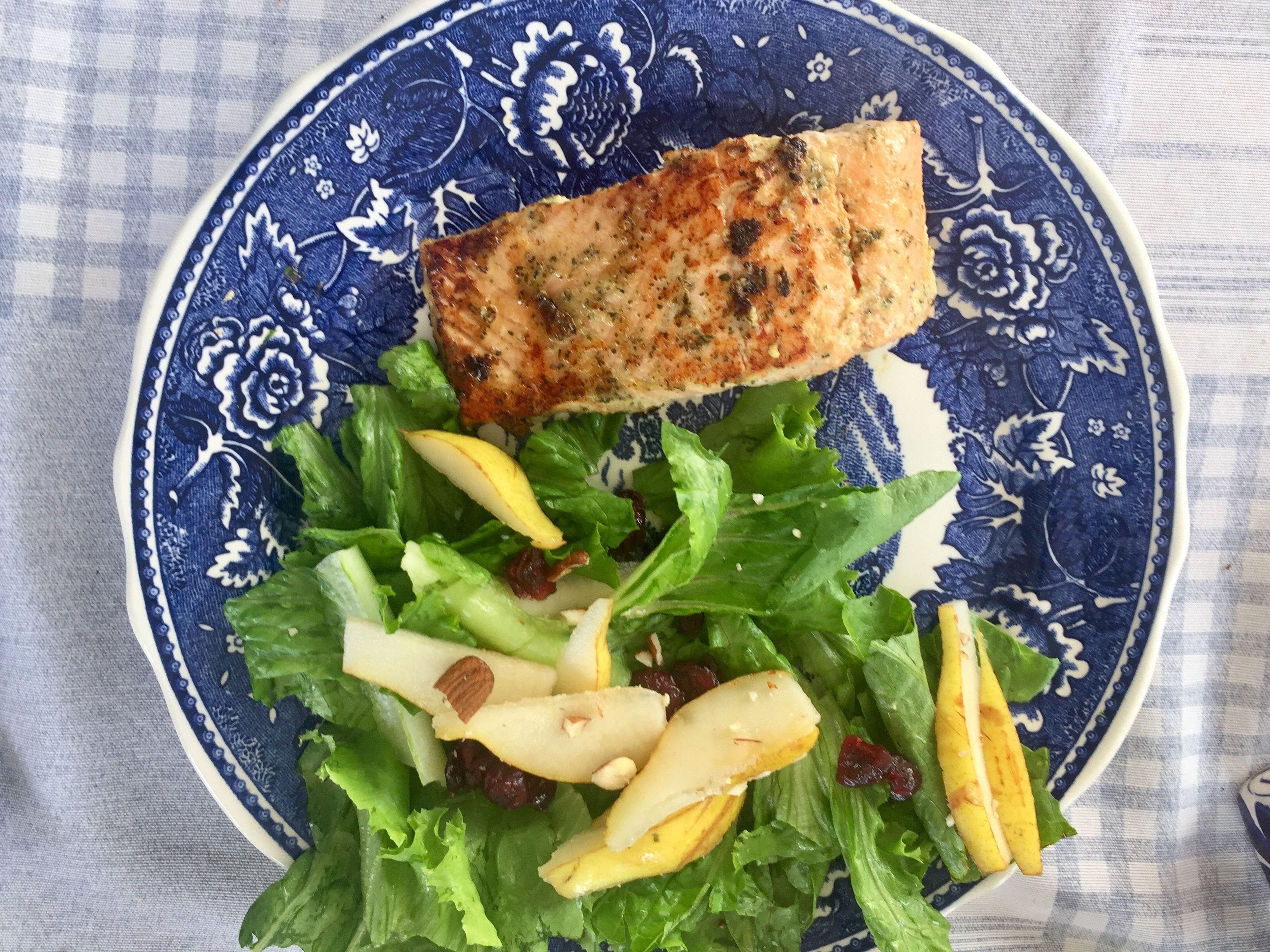 Salmón sellado con ensalada de pera