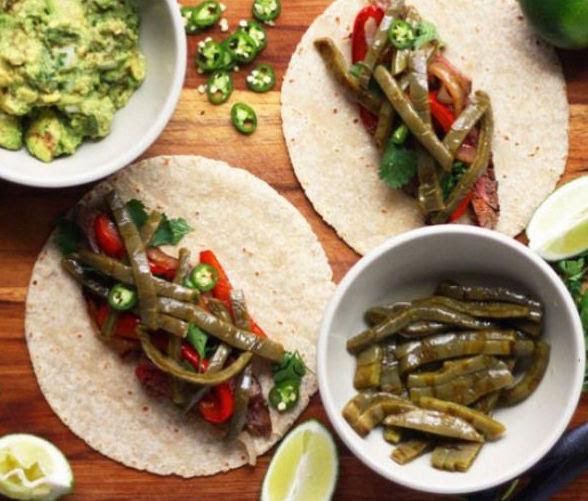 Tacos de asada con nopales de 225.2 Kcal