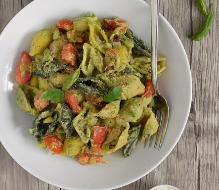 Ensalada con pasta y aderezo de aguacate de 182 Kcal