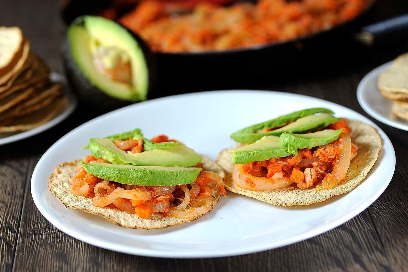 Tinga de atún con tostadas horneadas de 205 Kcal