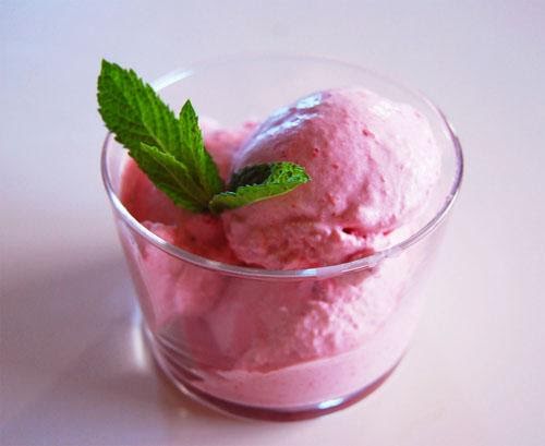 Helado casero de yogurt con fresa de 261 Kcal