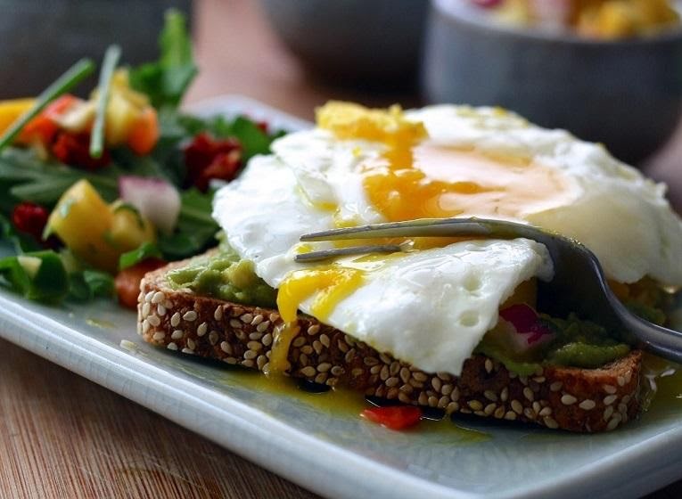 Toast de guacamole con huevo de 184 Kcal