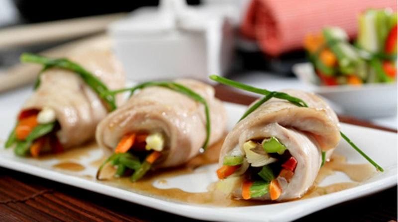 Rollitos de aguacate y requesón con papel de arroz