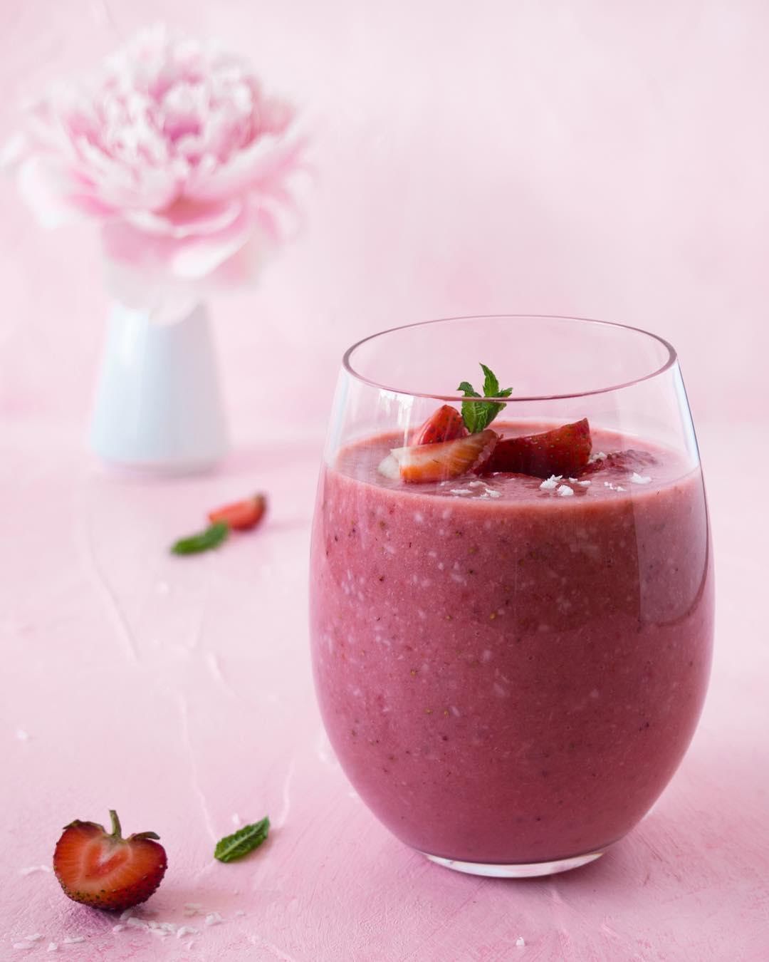 Smoothie de fresa con almendras y avena de 232 Kcal