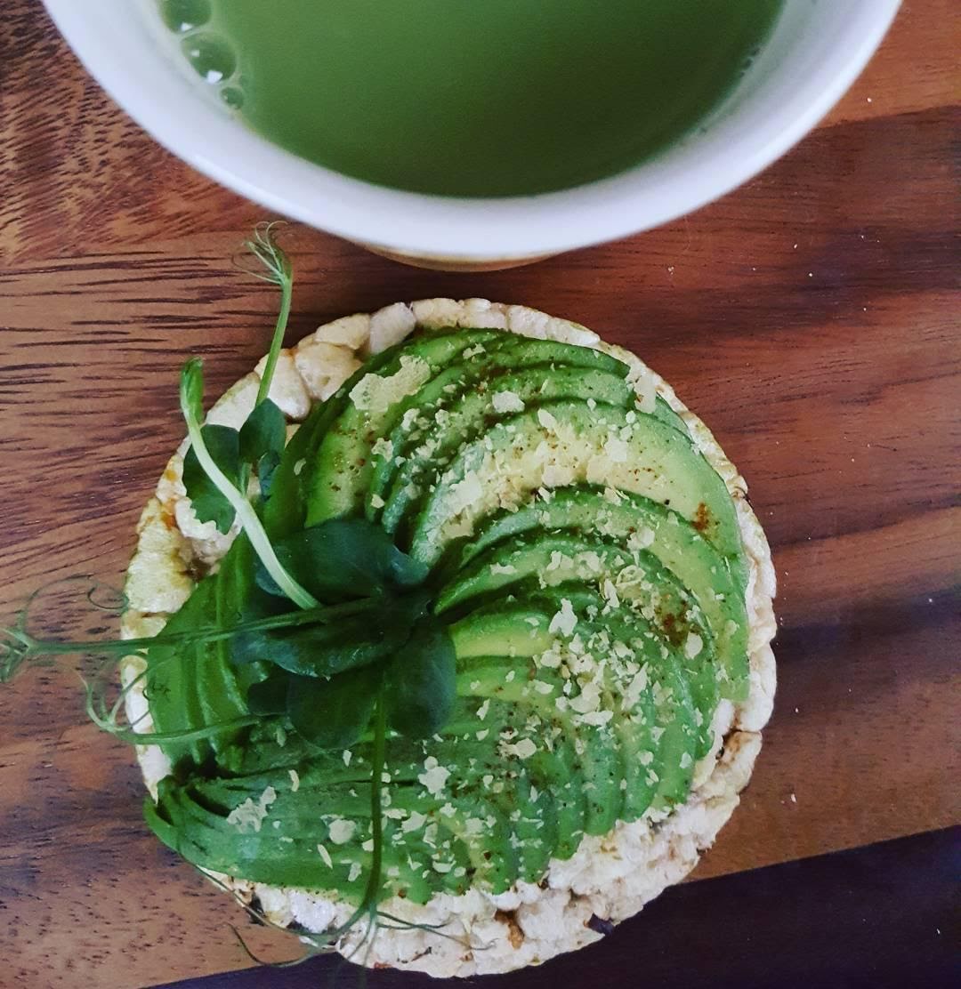 Tortitas de arroz con atún y aguacate de 182 Kcal