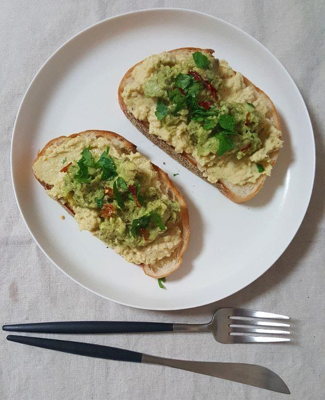 Pan thin con queso panela y hummus de 243.6 Kcal