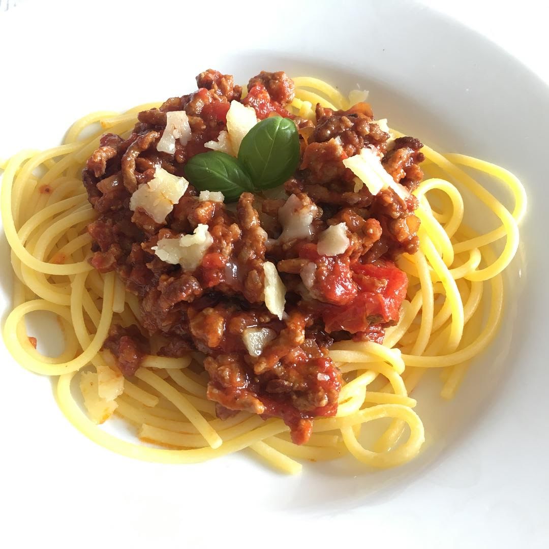 Spaghetti con aceitunas y res molida