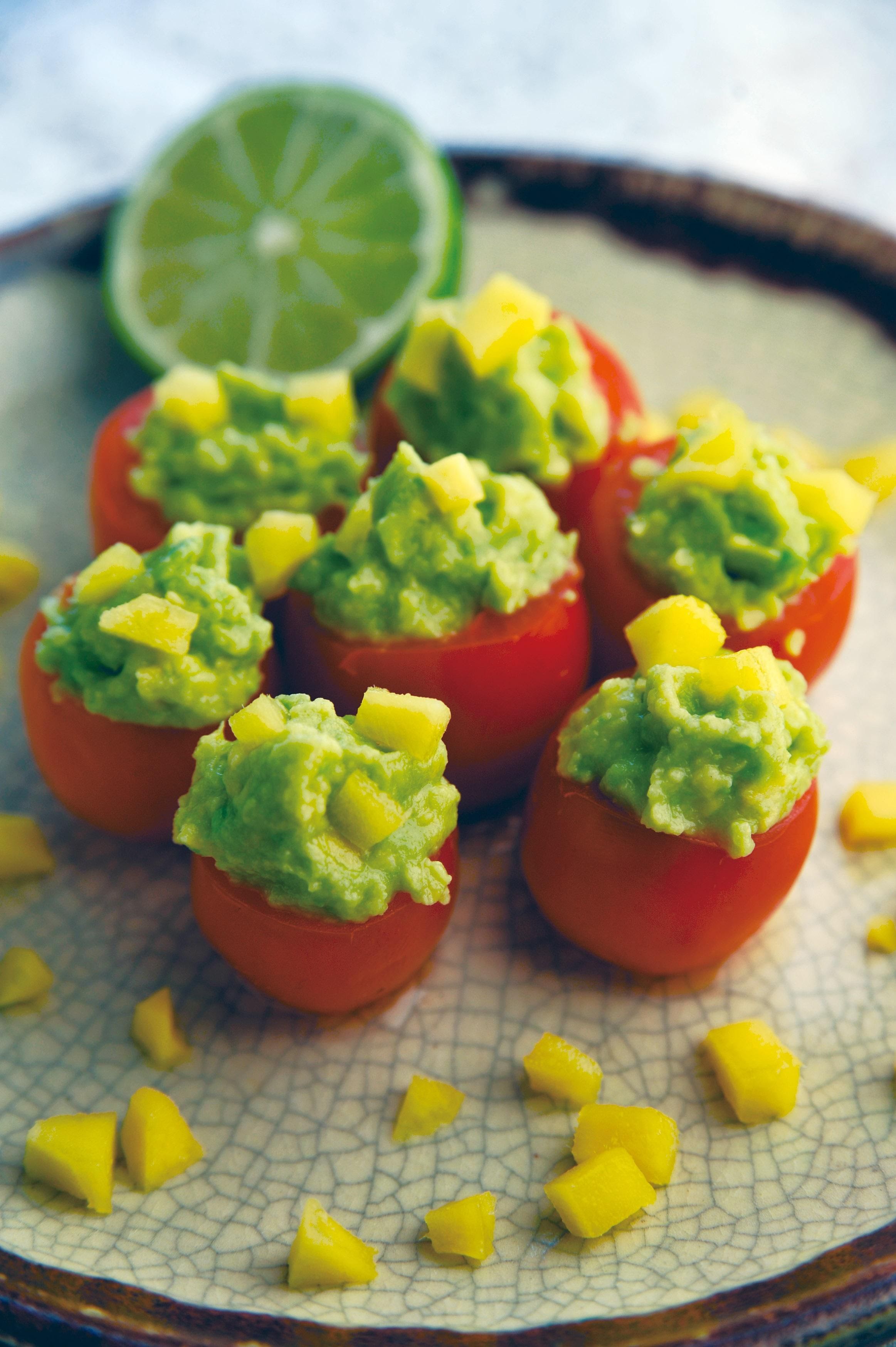 Jitomate relleno de guacamole de 73 Kcal