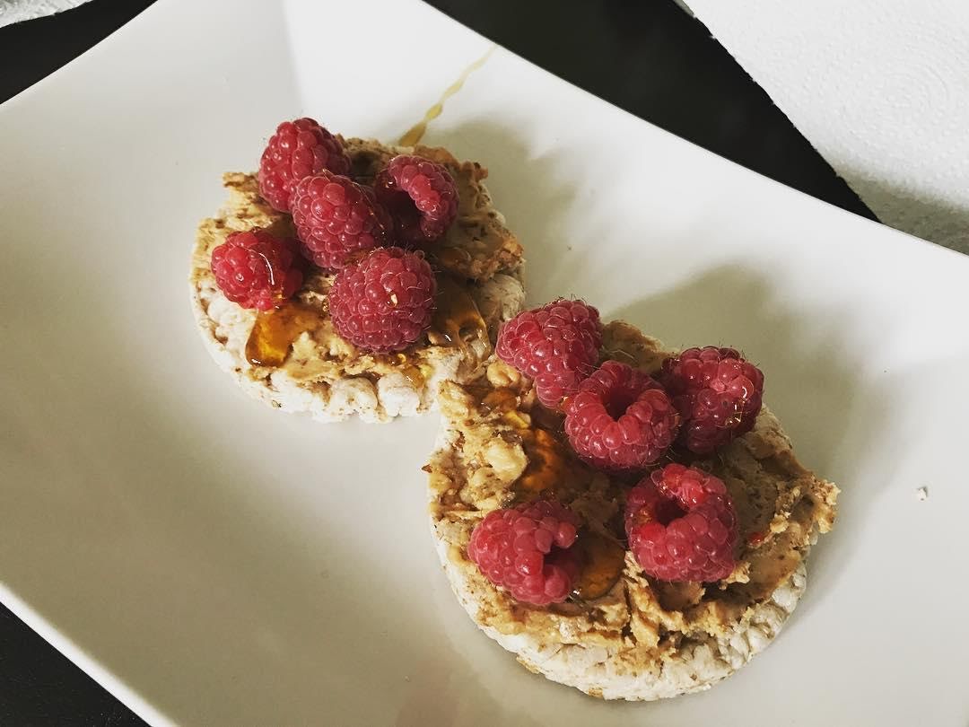 Galleta de arroz con crema de almendra y frambuesas de 226.1 Kcal