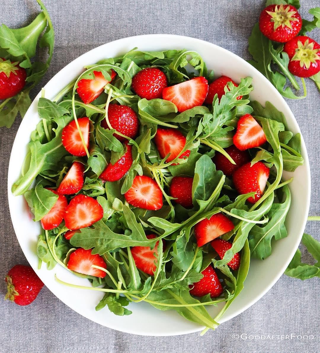 Ensalada de nuez con fresa aderezada con aceite de oliva de 120.2 Kcal