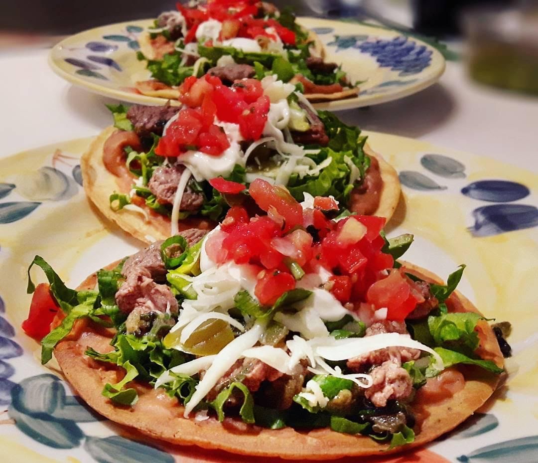 Ceviche de atún acompañado con tostadas horneadas