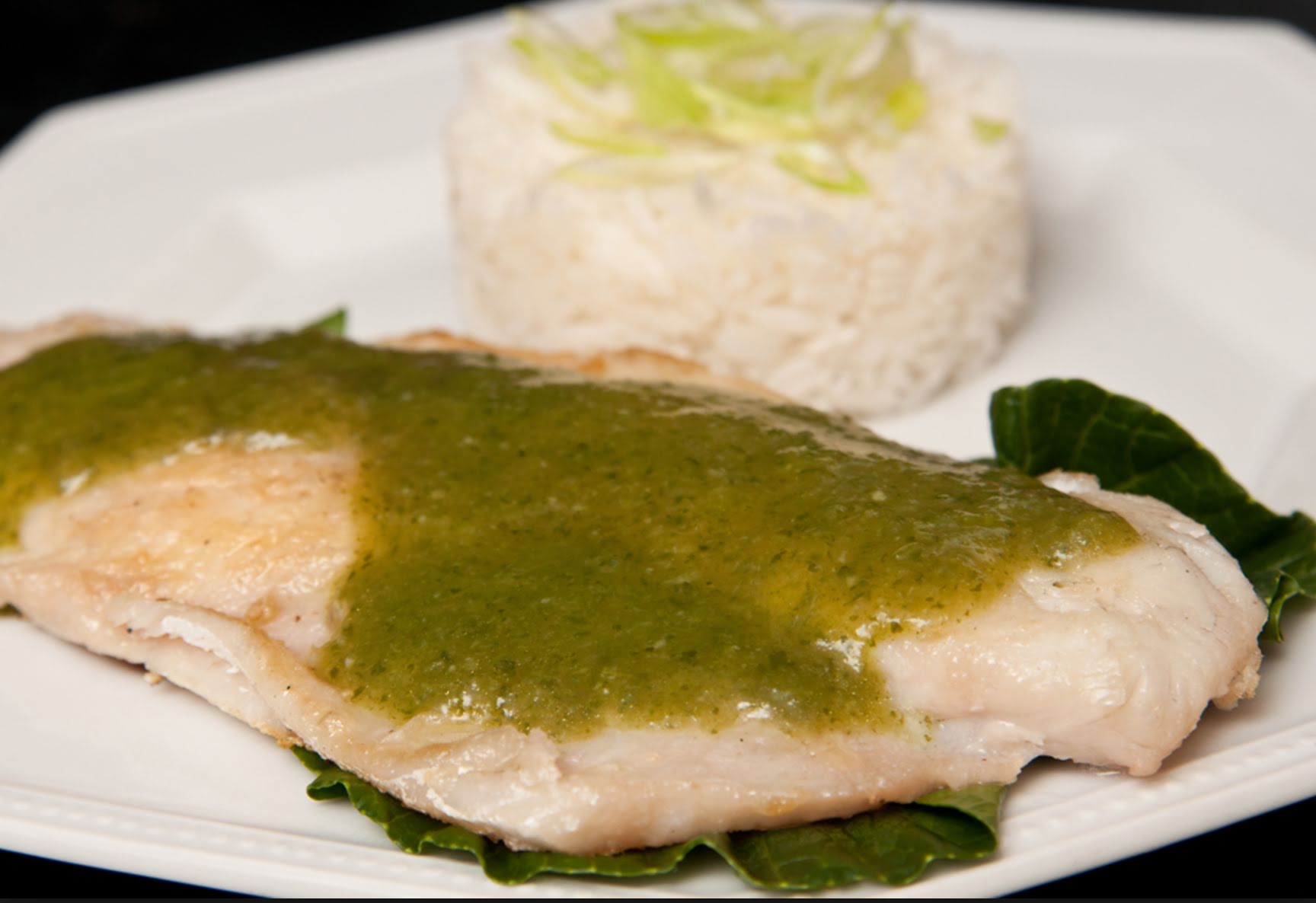 Pescado en salsa verde con arroz integral de 135.2 Kcal