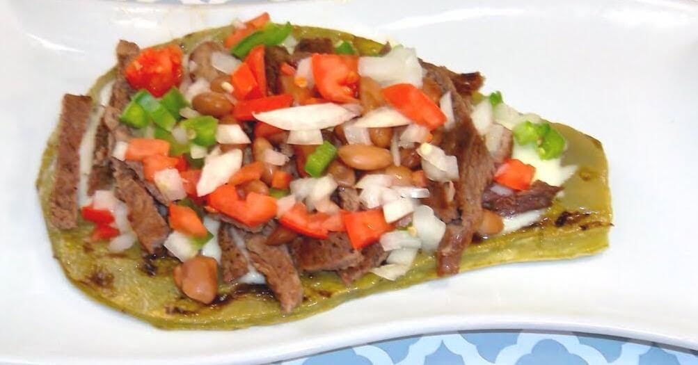 Huarache de nopal con salsa Mexicana