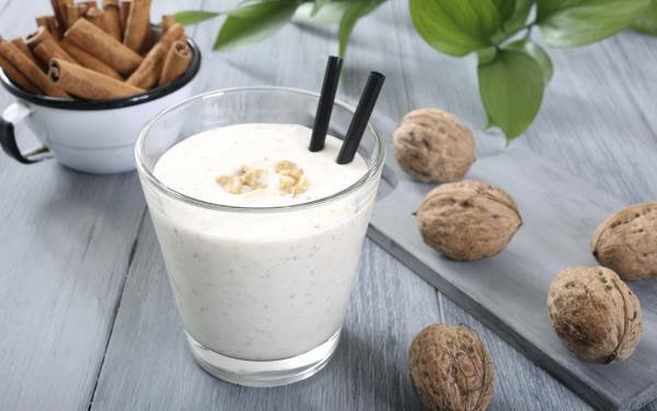 Smoothie de nuez y leche de almendras de 114 Kcal