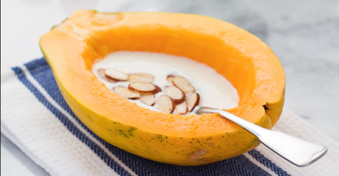 Yogurt griego con papaya y nuez de la india de 262.35 Kcal