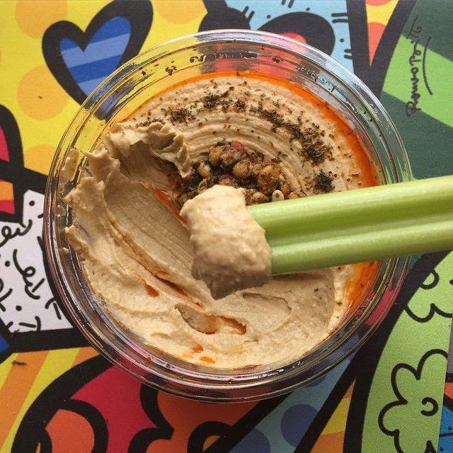 Apio con hummus de garbanzo de 134.6 Kcal